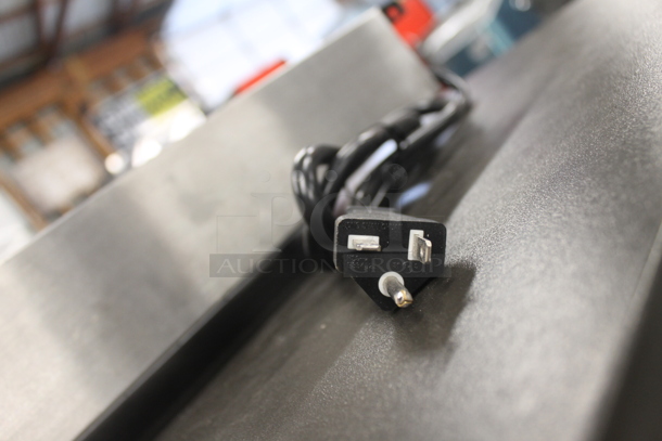 BRAND NEW SCRATCH AND DENT! Avantco 1771C3500 Commercial Stainless Steel Electric Countertop Single Induction Range. 208-240V. Tested And Working!  - Image 5 of 7