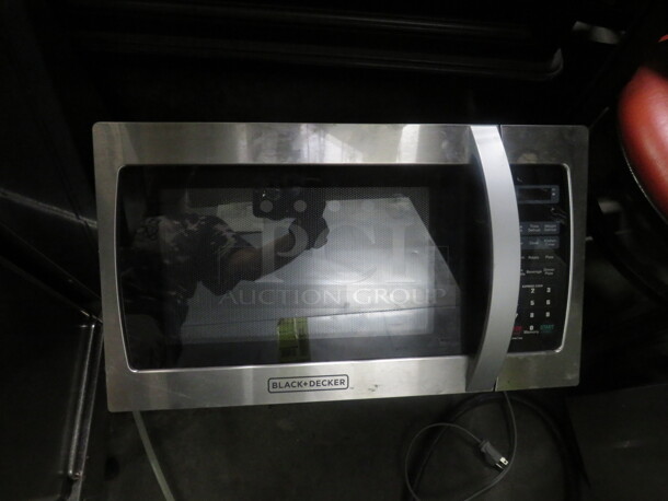 One Black And Decker Microwave With Manual. 20X15X12.  - Image 1 of 3