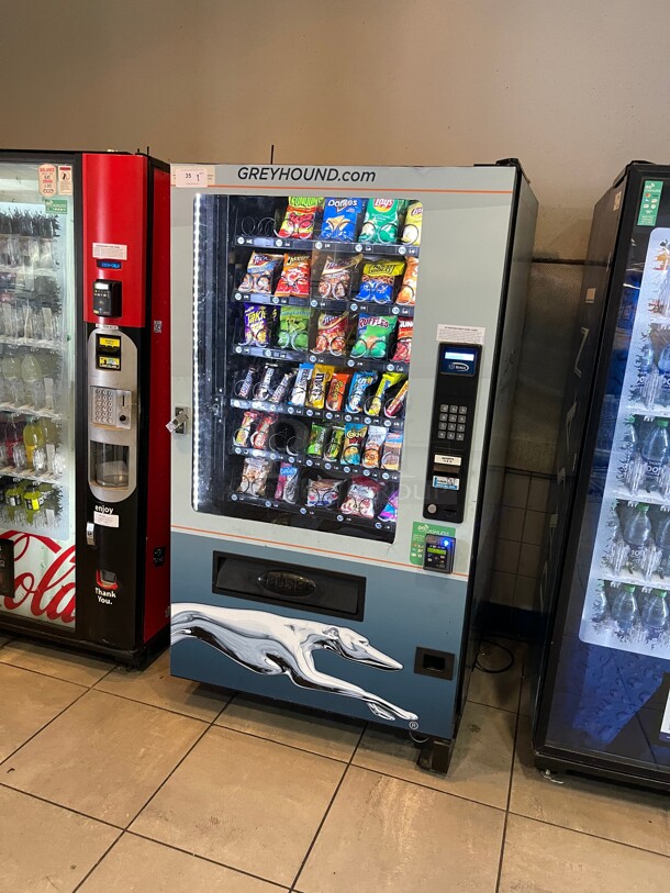 Working! Seaga Infinity INF5S Commercial Snack Vending Machine Made In The USA  Cash Or CC NSF 115 Volt Tested and Working! Currently In Use!  - Image 6 of 7