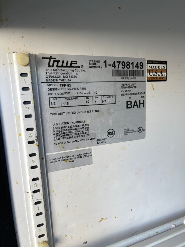 Working! True TPP-93 Commercial 93 inch Pizza Prep Table With Three Refrigerated Doors NSF 115 Volt Tested and Working! - Image 4 of 8