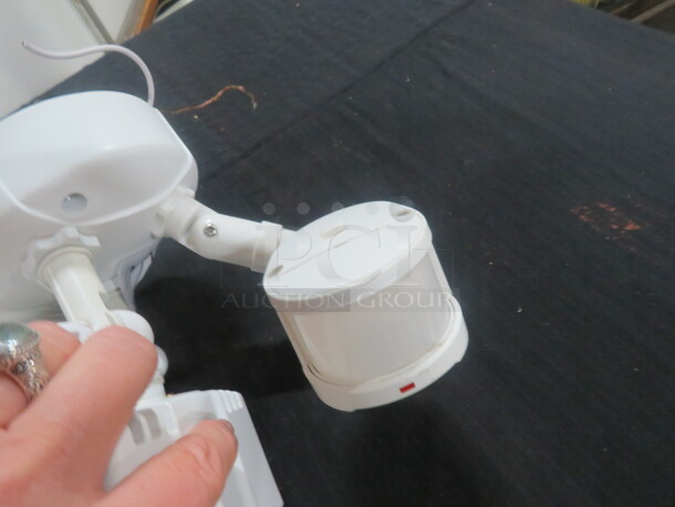 One Eaton Flood light. #ECLA-CCD-120-A-030. - Image 3 of 3