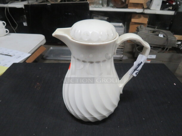 One Connoisserve Insulated Hot/Cold Swirl Carafe. 