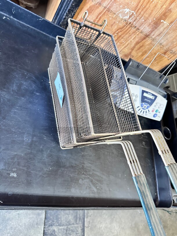 Pitco P6072184 Fryer Basket w/ Coated Handle & Front Hook, 13 x 7 x 6 NSF - Image 1 of 4