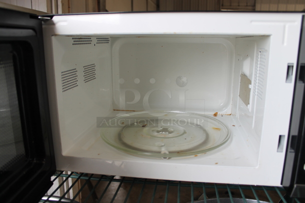 Hamilton Beach P90D23AL-WR Metal Countertop Microwave Oven. 120 Volts, 1 Phase.  - Image 4 of 6
