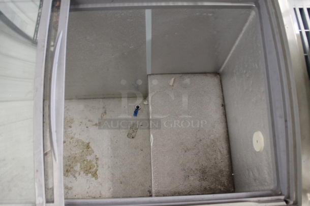 Avantco 360ICFC12 Metal Commercial Chest Freezer Merchandiser on Commercial Casters. 115 Volts, 1 Phase. Tested and Powers On But Does Not Get Cold - Image 5 of 6