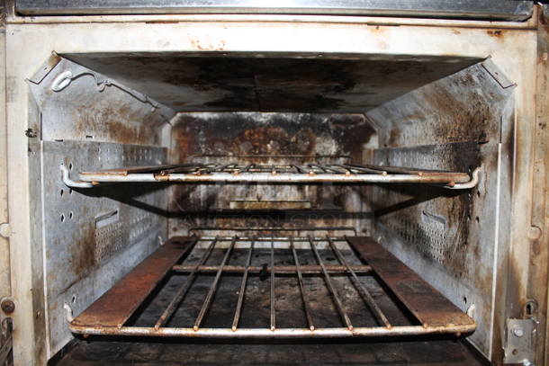 LATE MODEL! Vulcan 60SC-6B24GN Stainless Steel Commercial Natural Gas Powered 6 Burner Range w/ Right Side Flat Top Griddle, Convection Oven, Oven, Over Shelf and Back Splash. - Image 10 of 12