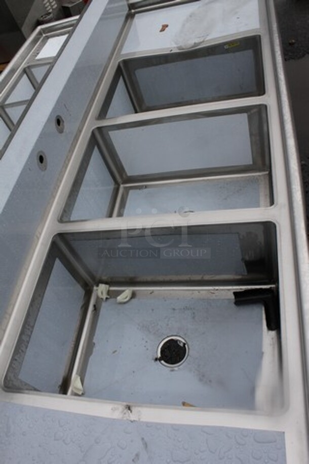 BRAND NEW SCRATCH AND DENT! Regency 600S32028224 115" 16-Gauge Stainless Steel Three Compartment Commercial Sink with 2 Drainboards - 20" x 28" x 14" Bowls. 24" x 30" Drain Boards - Image 4 of 6