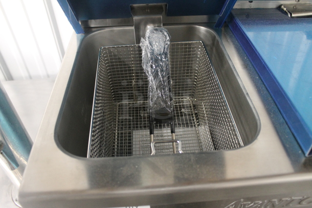 BRAND NEW SCRATCH AND DENT! Avantco 77F202 Stainless Steel Commercial Countertop Electric Powered 2 Well Fryer w/ 2 Metal Fry Baskets and 2 Lids. 208-240 Volts, 1 Phase. Tested and Working! - Image 4 of 8