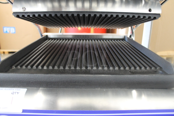 BRAND NEW SCRATCH AND DENT! Globe GPG14D Stainless Steel Commercial Countertop Electric Powered Panini Press. 120 Volts, 1 Phase. Tested and Working! - Image 3 of 5