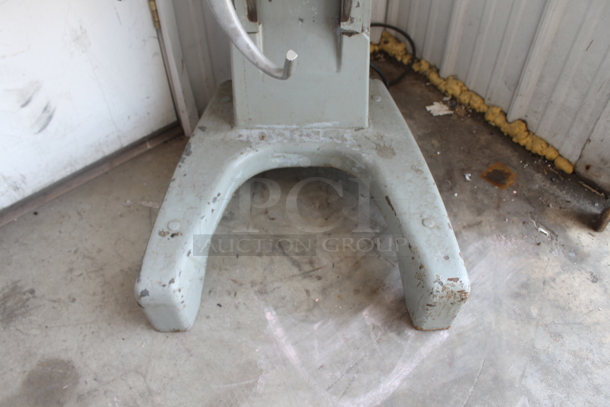 Hobart D-300T Metal Commercial Floor Style 30 Quart Planetary Dough Mixer w/ Dough Hook Attachment. 115 Volts, 1 Phase. Tested and Working! - Image 4 of 10