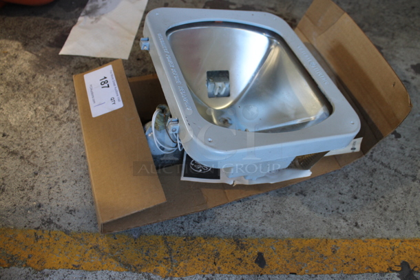 F-500A Metal Floodlight. - Image 2 of 3