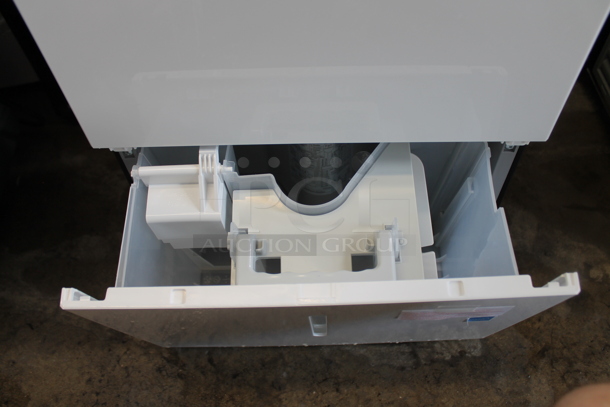 BRAND NEW SCRATCH AND DENT! Midea MDCDP-70AEN1-BBO 70 Pint Dehumidifier. 115 Volts, 1 Phase. Tested and Working! - Image 2 of 8