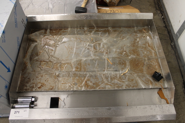 BRAND NEW SCRATCH AND DENT! 2021 Avantco 177CAG36TG Stainless Steel Commercial Countertop Natural Gas Powered Flat Top Griddle.  - Image 3 of 4