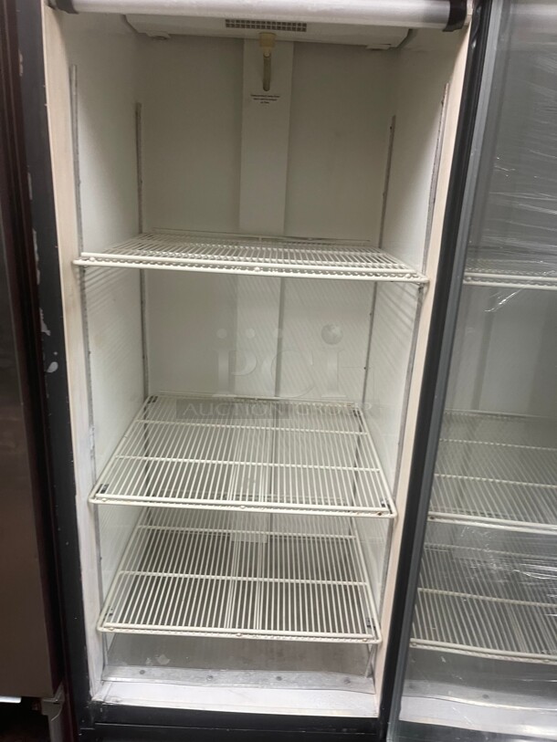 Working! True GDM-26 27 inch One Section Glass Door Commercial Merchandiser, (1) Right Hinge Door, 115v NSF Tested and Working! - Image 5 of 5