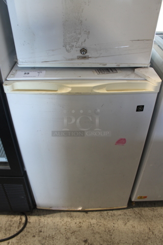General Electric WMR04GADBWW White Metal Mini Cooler. 115 Volts, 1 Phase. Tested and Working!