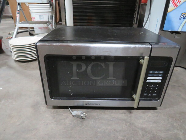 One Emerson Microwave. 900 Watt. 120 Volt. 19X15X11 - Image 1 of 1