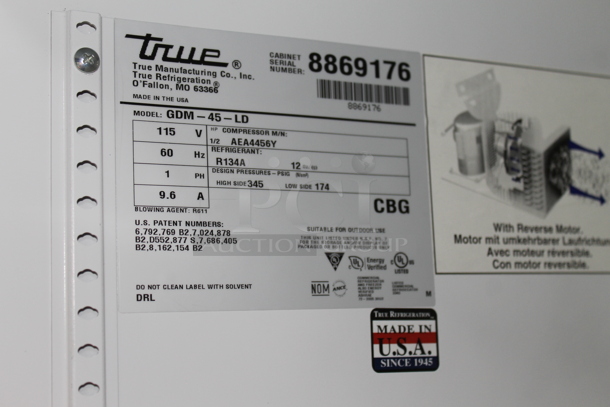 2016 True GDM-45-LD Metal Commercial 2 Door Reach In Cooler Merchandiser w/ Poly Coated Racks and Drink Sliders. 115 Volts, 1 Phase. Tested and Working! - Image 4 of 4