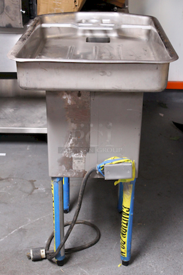 Hobart 4632A Commercial Meat Grinder Chopper. 200V/60Hz/2HP/6.5/Amp/3Phase Capacity: 35-40 lbs./min.
Dimensions: 23 1/2"W x 42 1/2"D x 27 1/4"H.
Feed Pan Dimensions: 21"W x 34"D x 5"H.
In Working Order
**Missing the worm - Image 3 of 5