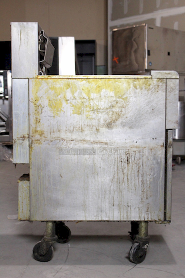 AMAZING! Frymaster RE1175C, 50lbs Vat On Commercial Casters. 208v/3ph/60hz 3 Wire.
155⁄8 in. W x 31 in. D x 453⁄8 in. H
In Working Order. Needs Cord. - Image 6 of 9
