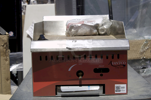 BRAND NEW SCRATCH & DENT! Avantco Chef Series CAG-15-MG 15" Countertop Gas Griddle with Manual Controls - 30,000 BTU - Image 3 of 9