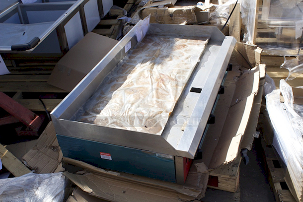 BRAND NEW SCRATCH & DENT! Avantco Chef Series CAG-48-TG 48" Countertop Gas Griddle with Thermostatic Controls - 140,000 BTU. Dented Slight Surface Rust - Image 3 of 5