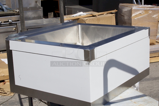 BRAND NEW SCRATCH & DENT! Regency 25" 16-Gauge Stainless Steel One Compartment Floor Mop Sink - 20" x 16" x 6" Bowl - Image 5 of 9