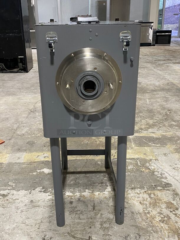 Hobart 4152 Commercial Heavy Duty 7.HP High Capacity Meat Grinder, 220V, 3 Phase (Machine Only)
Tested works  - Image 5 of 5