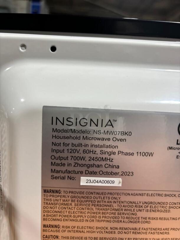 Insignia™ - 0.7 Cu. Ft. Compact Microwave - Black
 - Image 5 of 6
