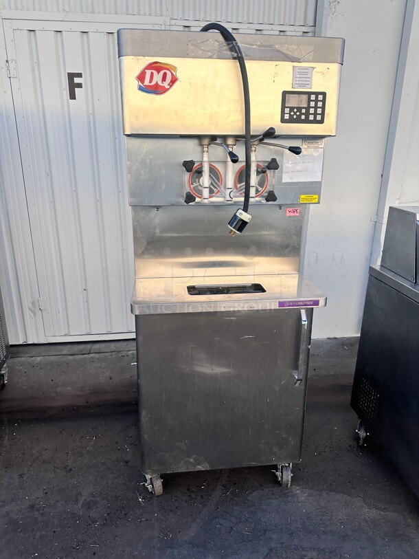 Stoelting U431 Pressure-Fed Twin Twist Soft Serve/Frozen Yogurt Machines 220 Volt 1 phase Working - Image 7 of 10