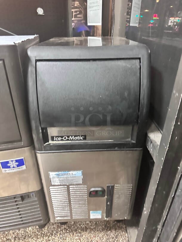 Late Model Ice-O-Matic ICEU070A 15 inch W Top Hat Undercounter Ice Maker – 84 lbs/day, Air Cooled Working - Image 3 of 5