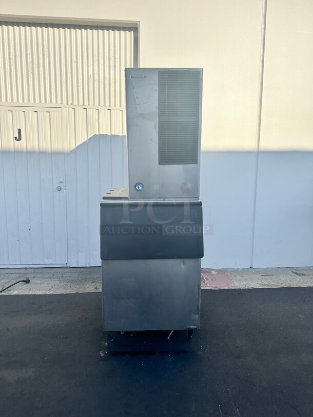 Certified Working Hoshizaki KM-650MAH 650 lb Crescent Cube Ice Machine w/ Bin - 600 lb Storage, Air Cooled, 220v - Image 4 of 9