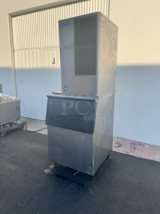 Certified Working Hoshizaki KM-650MAH 650 lb Crescent Cube Ice Machine w/ Bin - 600 lb Storage, Air Cooled, 220v - Image 5 of 9