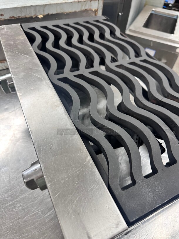 Fully Refurbished Royal Range RHP-224 - Hotplate, gas, 24", (2) burners Tested and Working! - Image 7 of 7