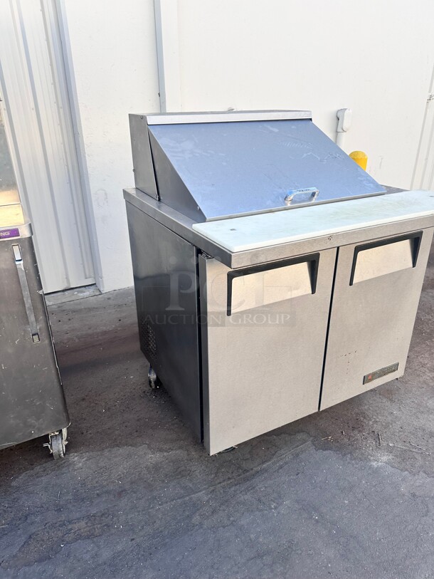 True TSSU-36-12M-B 36 3/8" 2 Door Mega Top Refrigerated Sandwich Prep Table 115 Volt Working - Image 3 of 5
