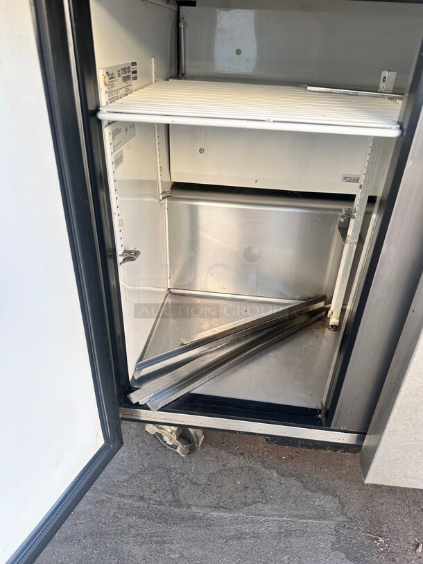 True TSSU-36-12M-B 36 3/8" 2 Door Mega Top Refrigerated Sandwich Prep Table 115 Volt Working - Image 5 of 5