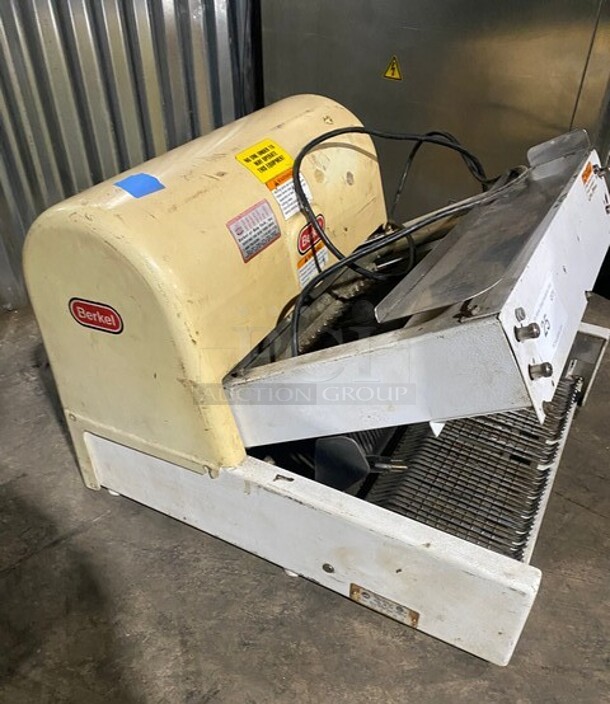 Berkel Commercial Countertop Bread Loaf Slicer! Model: MB3/8 SN:9213031068131 115V 1PH - Image 4 of 9