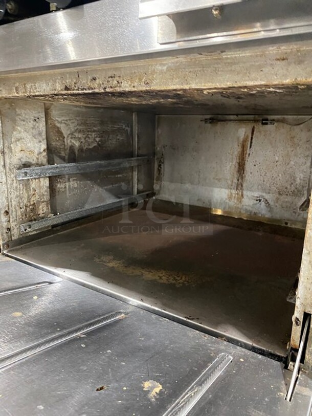 Therma-Tek Natural Gas Powered 2 Burner Range Split Top With Flat Griddle & Oven Underneath! All Stainless Steel! With Back Splash! On Legs! Model TMDS36-24G-2-1N SN: 11K02659C!
 - Image 6 of 11