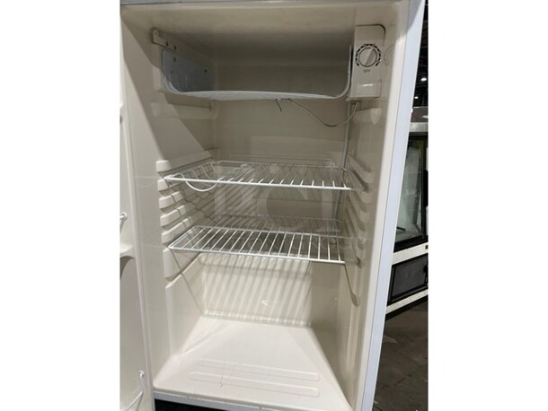 Avanti Commercial Countertop Single Door Refrigerator! With Poly Coated Racks! Model RM4400W Serial 061505! 115V!  - Image 6 of 8