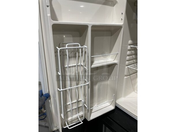 Avanti Commercial Countertop Single Door Refrigerator! With Poly Coated Racks! Model RM4400W Serial 061505! 115V!  - Image 7 of 8