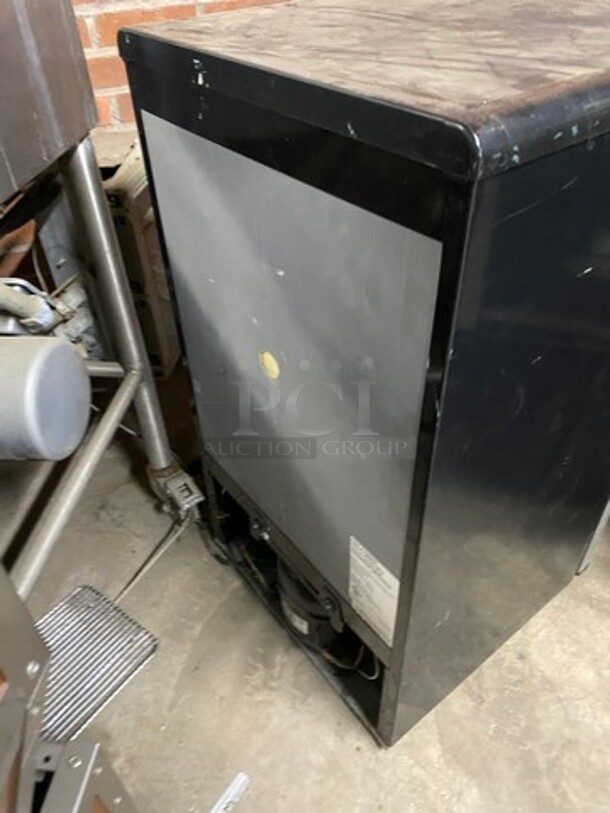 Frigidaire Mini Fridge! With Clear Poly Shelves! Model: BFPH31M6LM SN: KA01061133 115V - Image 4 of 7