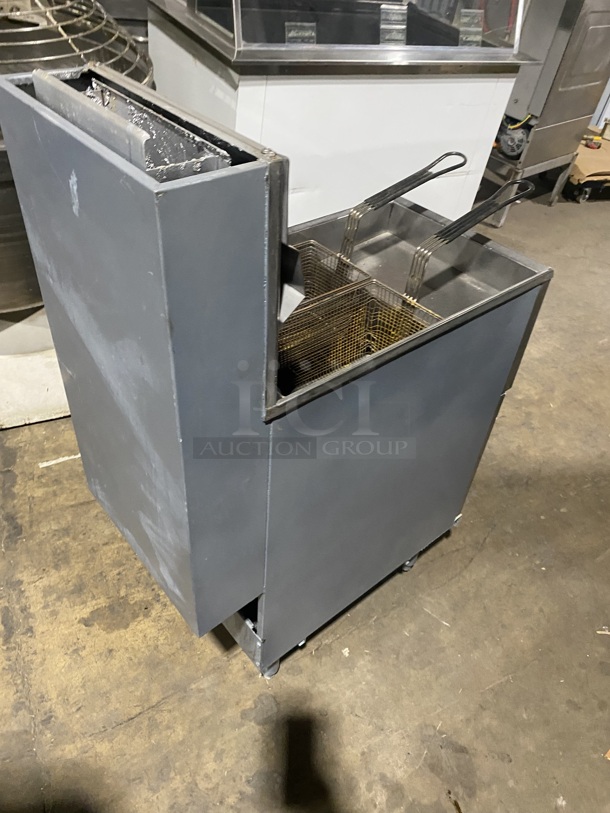 Pitco All Stainless Steel Natural Gas Powered Deep Fat Fryer! MOdel 35C Plus! With Baskets! On Legs!  - Image 4 of 9