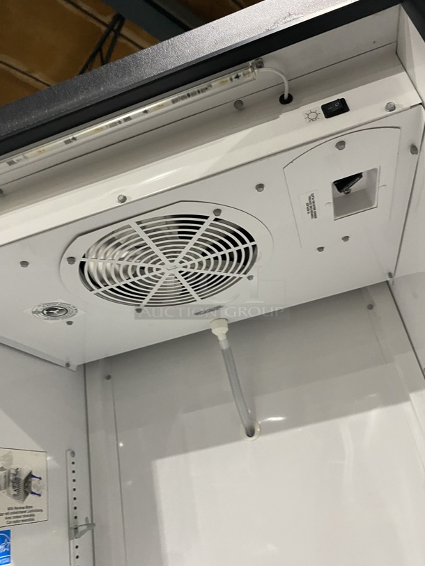 NICE! TRUE 1 Glass Door Refrigerator W/ Poly Coated Racks!  Model GDM-12-LD Serial 8674644 115V/60Hz/1 Phase - Image 6 of 8