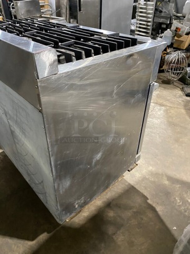 Electrolux 6 Burner Stove! With Back Splash! With 2 Oven Underneath! Metal Oven Racks! All Stainless Steel! Model: E48DF76EPS SN: CF11800017 240V - Image 4 of 12