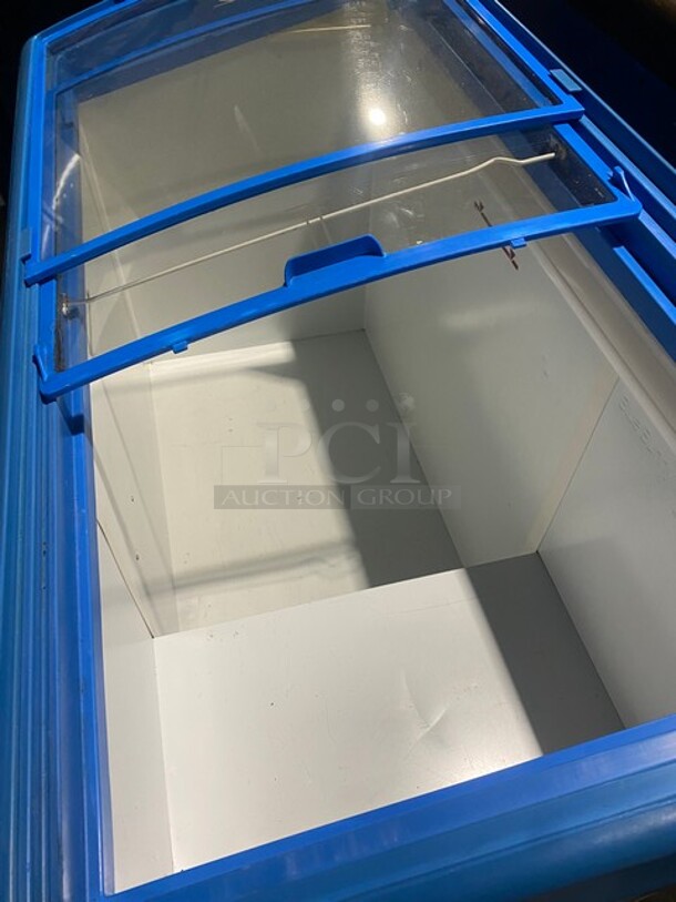 AHT Commercial Reach Down Ice Cream Chest Freezer Display! On Casters! Model: RIOS125 SN:60020500000169 120V 1PH - Image 5 of 9