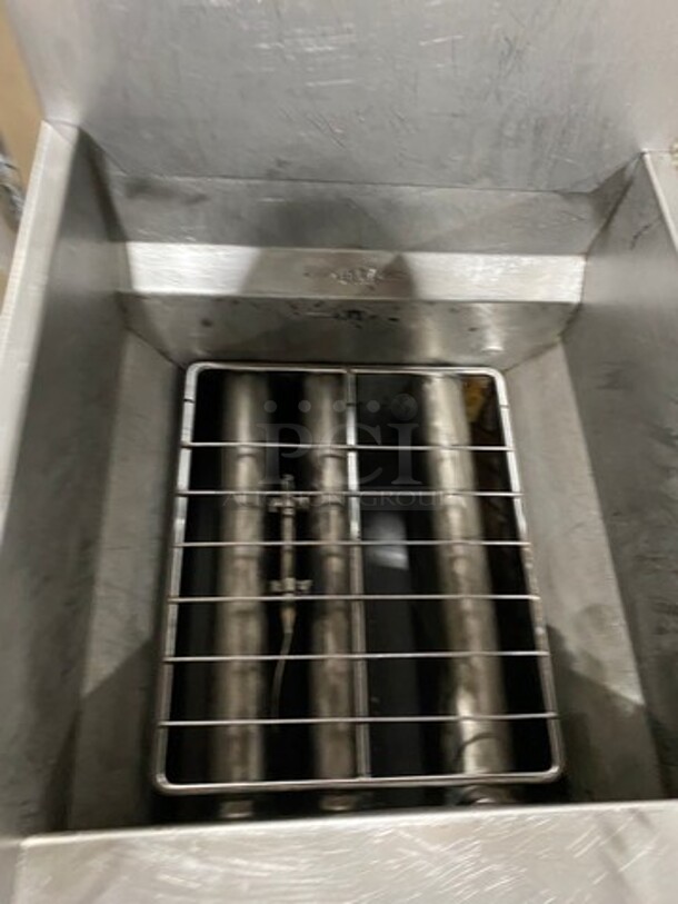 Apexra Commercial Natural Gas Powered Deep Fat Fryer! With 2 Metal Frying Baskets! All Stainless Steel! On Legs! - Image 5 of 8