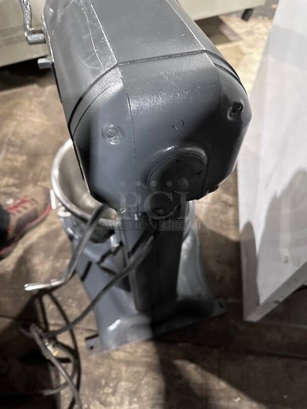 Hobart Commercial Heavy Duty 20Qt Planetary Mixer! With Spiral Attachment And Stainless Steel Mixing Bowl! Model: A200 SN: 744518 115V 60HZ 1 Phase - Image 4 of 7