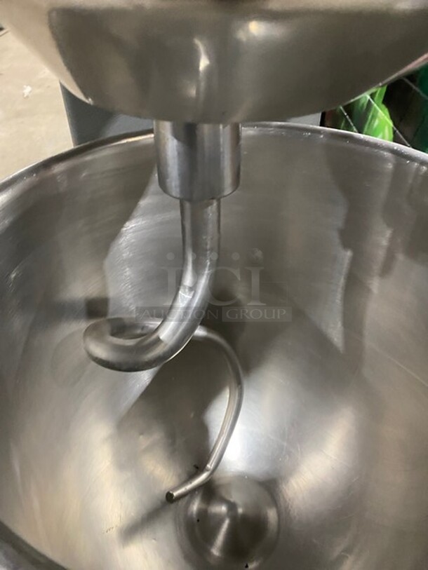 NICE! Welbilt Varimixer Commercial 40 Qt Planetary Mixer! With Mixing Bowl And Hook Attachment! Model: W40 SN: 6913030002EA 208V 3 Phase - Image 5 of 9