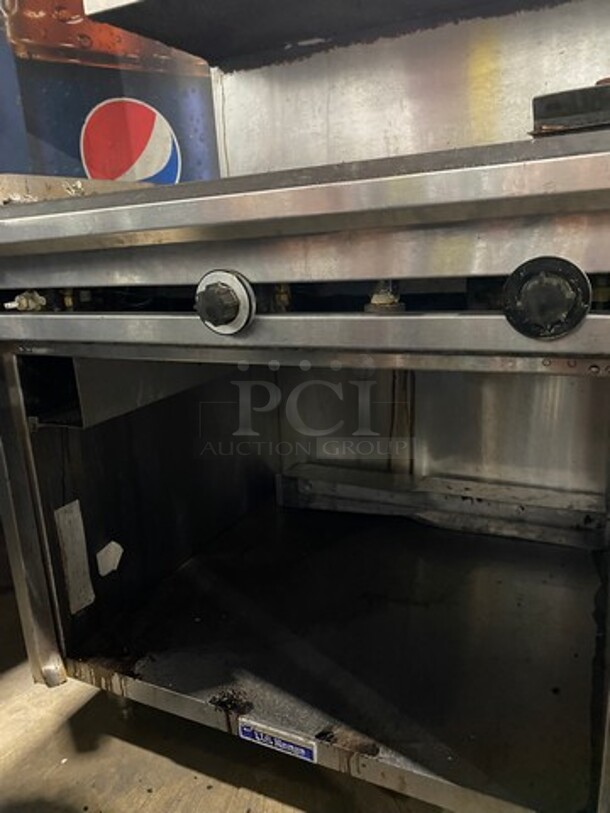 US Range Commercial Natural Gas Powered Flat Top Griddle! With Side Splashes! With Raised Back Splash And Cheese Melter! With Storage Space Underneath! All Stainless Steel! On Legs! Model: BSRX SN: 0409100106383 - Image 6 of 12