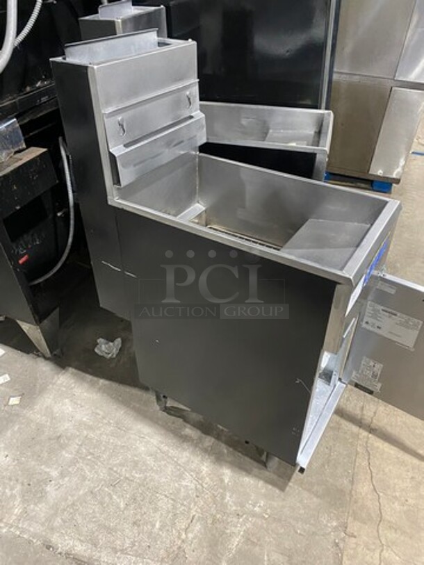 NICE! Pitco Commercial Natural Gas Powered Deep Fat Fryer! With Backsplash! All Stainless Steel! On Legs! Model: 40D SN: G17MC084200 - Image 6 of 8