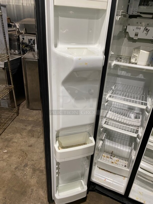 General Electric 2 Door Cooler & Freezer Combo! With Racks! With Water & Ice Dispenser! Model GSHF6HGDBCBB Serial 408999! 110/127V!  - Image 7 of 10